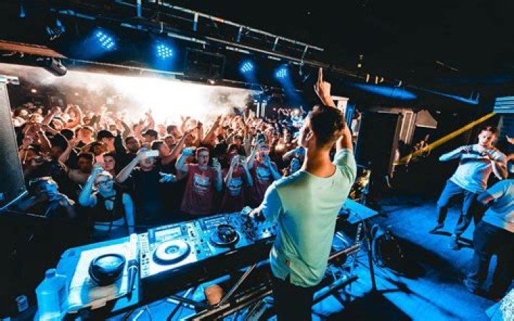 ‘Cue the Music’ or ‘Queue the Music’ – Which Is Correct?