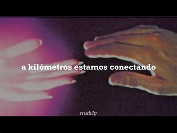 Fly lo lyricsok a kilómetros estamos conectando y me prendes aunque no me estés tocando lyrics