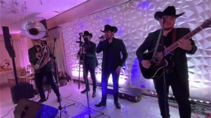 Grupo Arriesgado El Chivo Tatemado (En Vivo) Lyrics English Translation