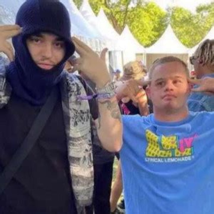 Had a threesome with two fat hoes i need a bigger bed lyrics