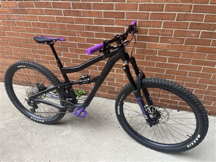 If she aint got ass i dont wanna smash if she aint pretty she cant ride with me lyrics