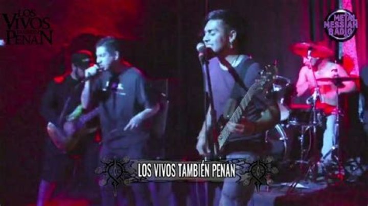 Los niños no vuelan, cruzan desiertos. en mi ciudad penan todos los lyrics