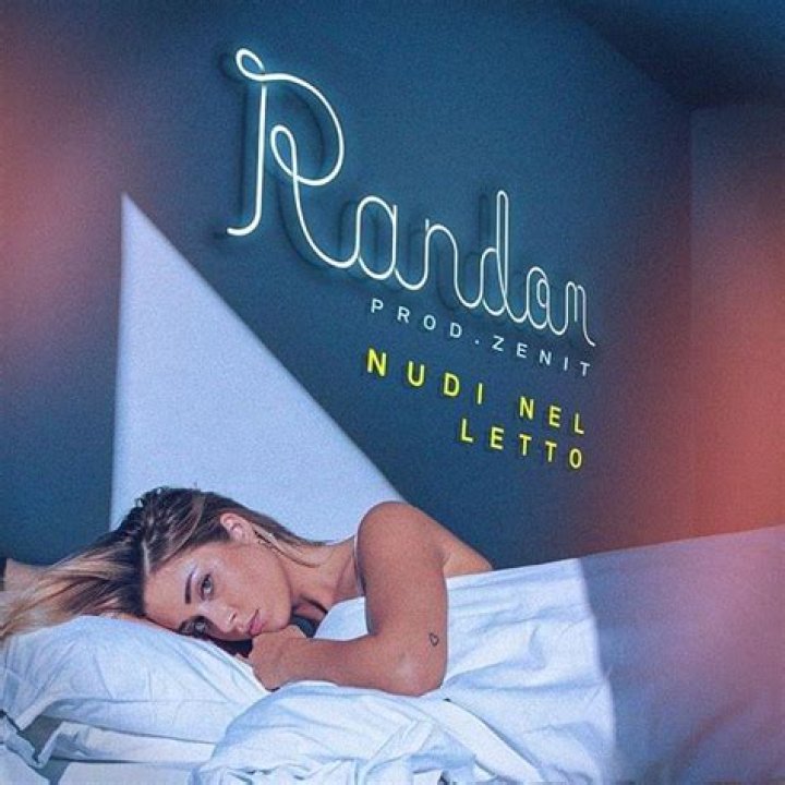 Random Nudi nel letto Lyrics English Translation