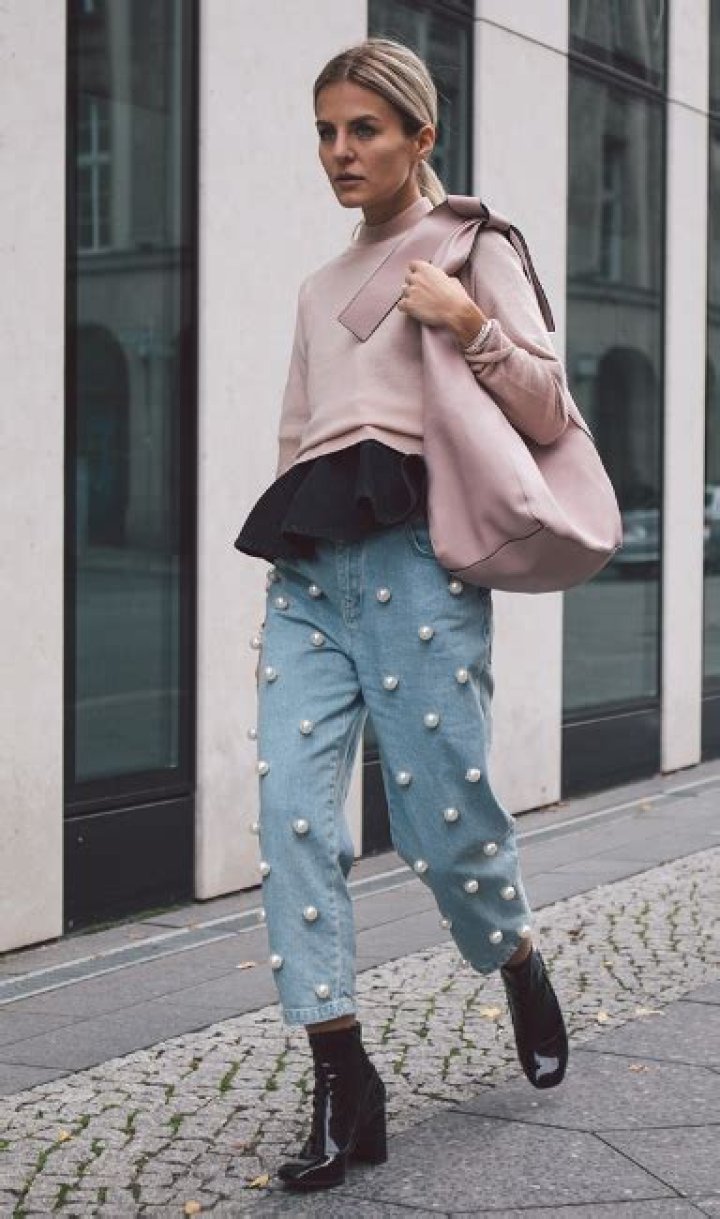 She wears blue jeans with her pearls lyrics