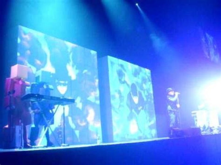 Significado de Pandemonium/can you forgive her? – live at the o2 arena, london