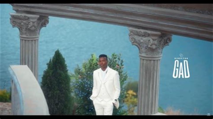 The Meaning Behind The Song: Fou de toi by Moha