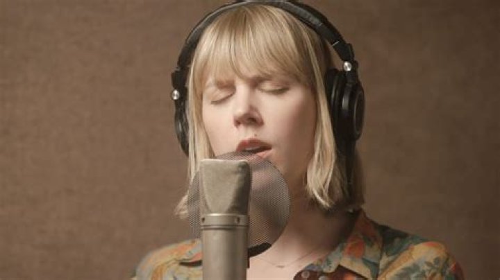 The Meaning Behind The Song: Les Yeux Noirs (Dark Eyes) by Pomplamoose