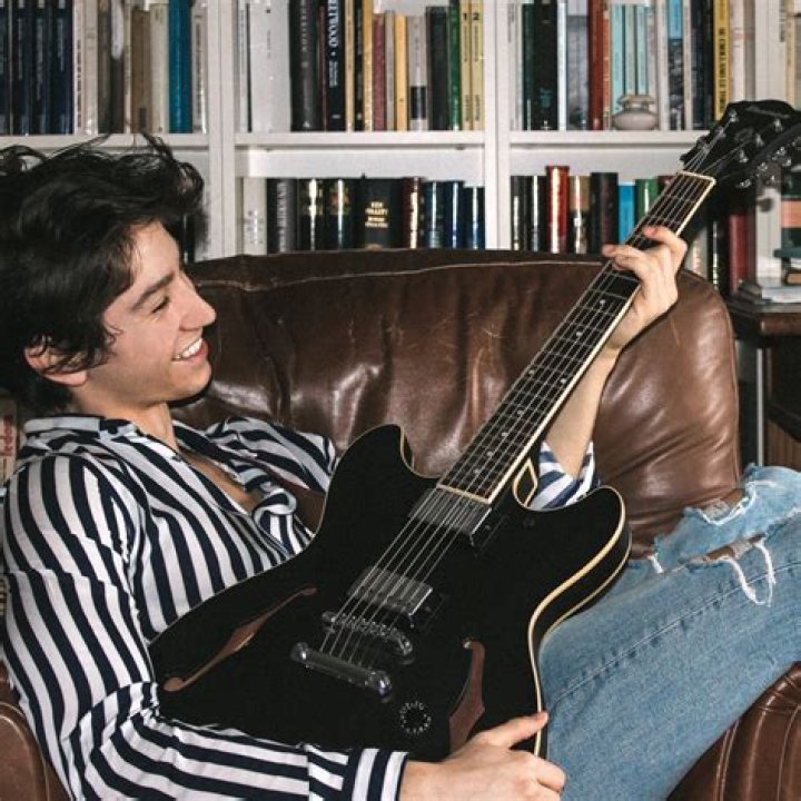 The Meaning Behind The Song: Mannequin Challenge Freestyle Italia (Black Beatles Edit) by HeatFox