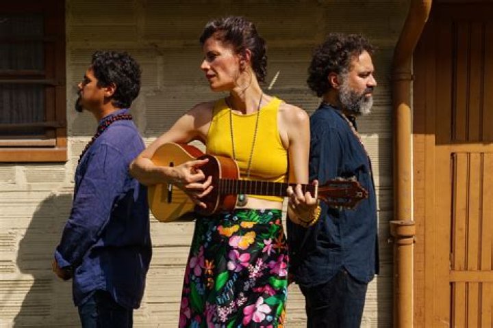 The Meaning Behind The Song: Vuelve by Insólito UniVerso