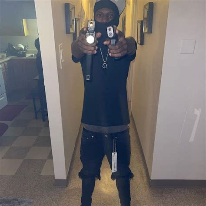 These niggas be bitches these bitches be hoes i might fly awayyy lyrics