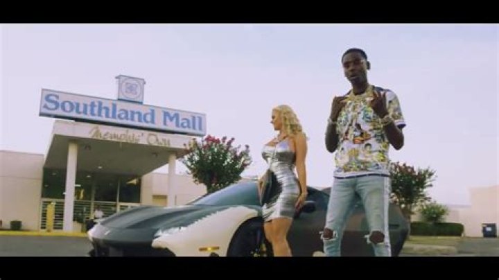 Young dolph by mistake got a white girl with me she looks just like a barbie doll lyrics